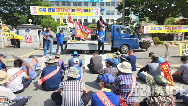 ▲장흥군청 앞에서 김성 장흥군수에게 돈사 허가 철회 및 건설중단을 요구하고 있다
