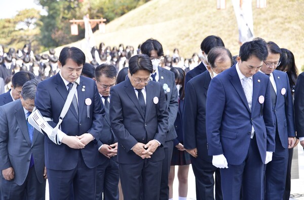 ▲강기정 광주광역시장이 박민식 국가보훈처장, 정무창 광주시의회의장, 문금주 전남도 행정부지사, 애국지사 등 참석자들과 참배하고 있다 ⓒ광주광역시