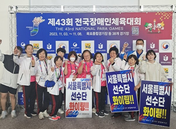 ▲목포시 장애인단체들이 전국장애인체전 선수단을 찾아 격려하고 있다ⓒ목포시