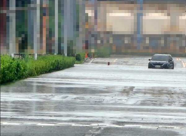 ▲전남 동부권에 호우경보가 내려진 가운데 포스코 광양제철소 내 도로가 침수돼 차량이 멈춰서 있다. ⓒ제보자