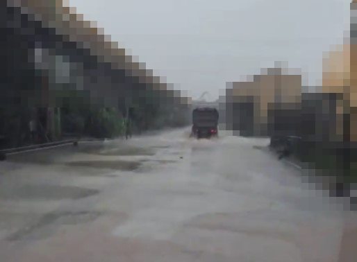 ▲전남 동부권에 호우경보가 내려진 가운데 포스코 광양제철소 4문 안쪽 도로가 많으 비로 침수됐다. ⓒ제보자