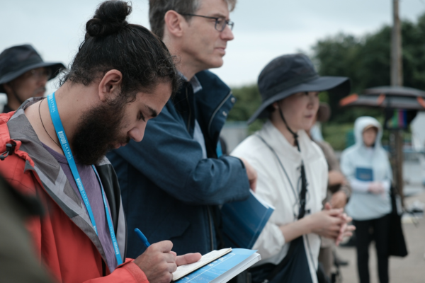 ▲IUCN 바스티안 베르츠키(가운데)와 테레스 싱 베인스(왼쪽)가 여자도와 봉전리 갯벌에서 현장 브리핑을 듣고 있다. ⓒ여수시