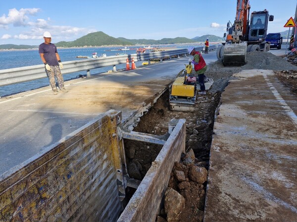 ▲완도군 노화읍 내리에서 하수도 정비 공사를 진행하고 있다. ⓒ완도군