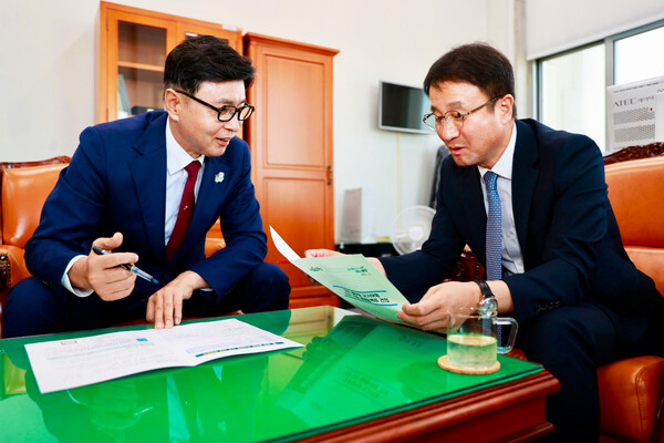 ▲김철우 보성군수(왼쪽)가 국회에서 한병도 예산결산특별위원장(오른쪽)을 만나 보성군 주요 현안사업 국비 지원을 건의하고 있다. ⓒ보성군