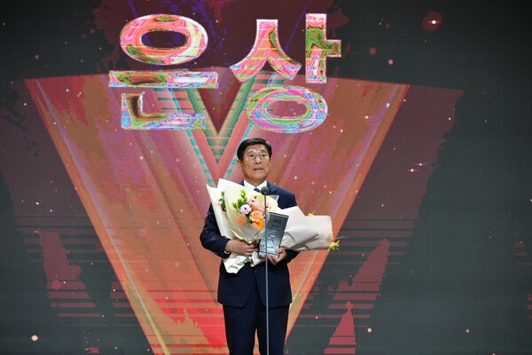 ▲조상래 곡성군수가 SBS 고향사랑기부대상 시상식에서 은상을 수상하고 있다. ⓒ곡성군