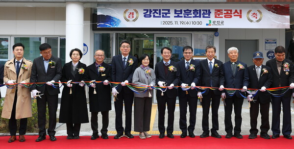 ▲19일 강진군 보훈회관 준공식에서 관계자들이 테이프 커팅식을 하고 있다. ⓒ강진군