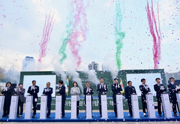 ▲더현대 광주 착공식에서 축하 발파 퍼포먼스를 하고 있다. ⓒ광주시