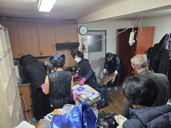 ▲광주 동구가 지난 20일 충장동에 거주하는 90대 국가유공자 독거 어르신 가구를 찾아 '나비 활동'을 실시하고 있다. ⓒ광주 동구