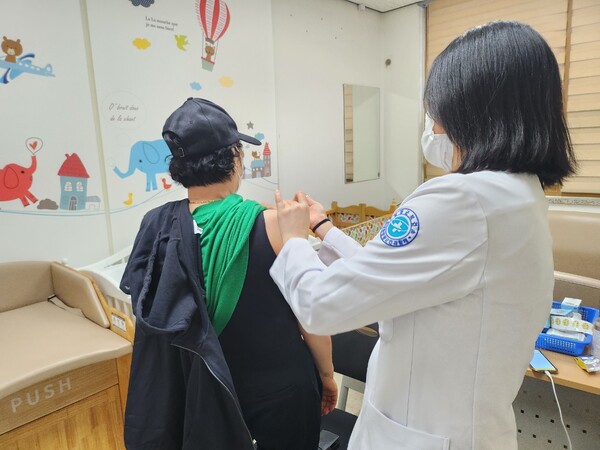 ▲영광군 보건소에서 군민을 대상으로 독감 예방접종을 하고 있다. ⓒ영광군