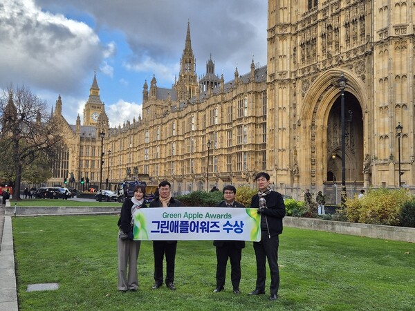 ▲신안군이 그린애플어워즈 금상 수상 기념촬영을 하고 있다. ⓒ신안군